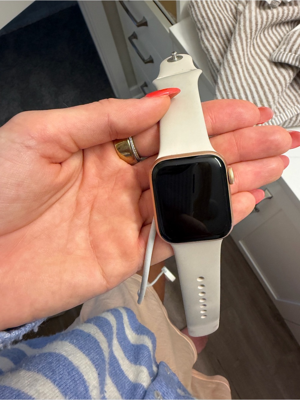 Apple Watch S.E. - Rose Gold Smartwatch with Sport Band